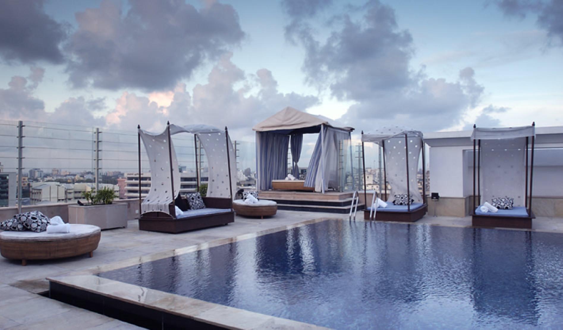 The Park Chennai Otel Dış mekan fotoğraf The rooftop pool at the hotel