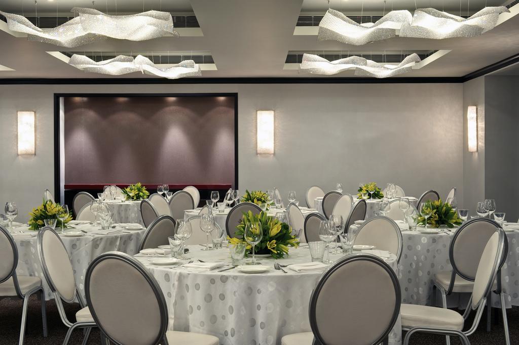 The Park Chennai Otel Dış mekan fotoğraf The ballroom at the Mandarin Oriental, London