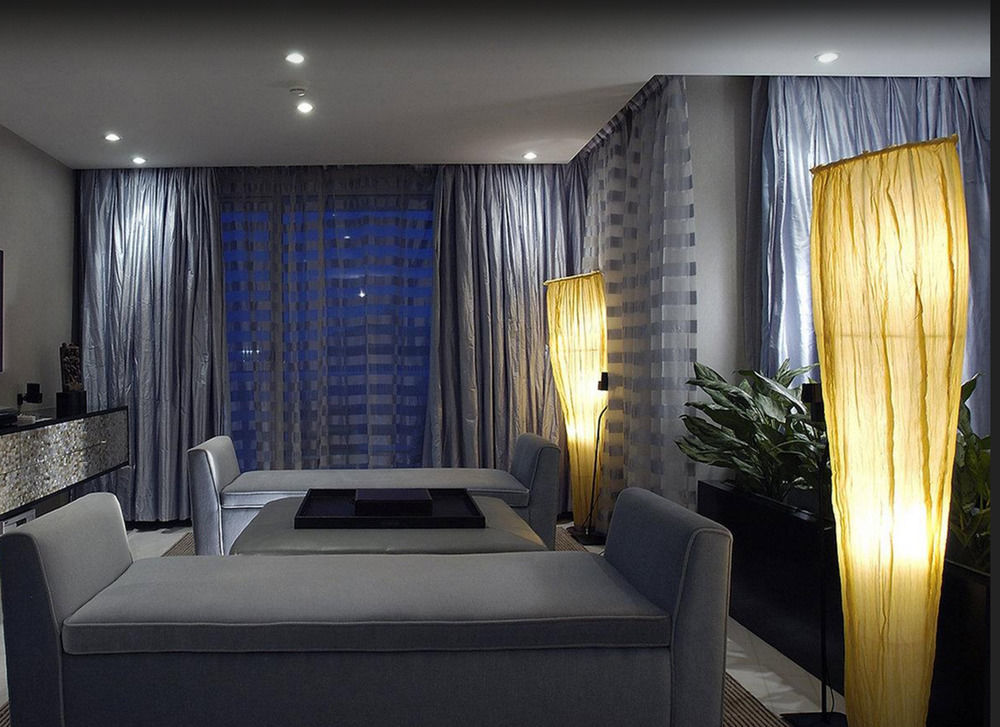 The Park Chennai Otel Dış mekan fotoğraf A room with a blue curtain